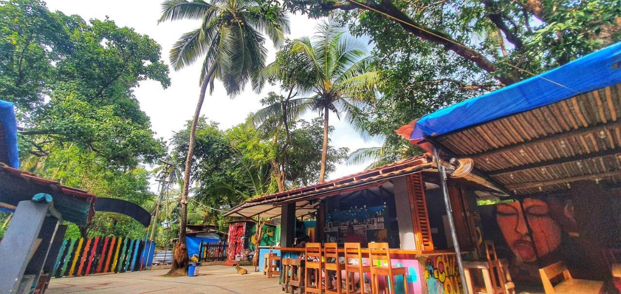 Pappi Chulo Vagator Hostel Bagian luar foto