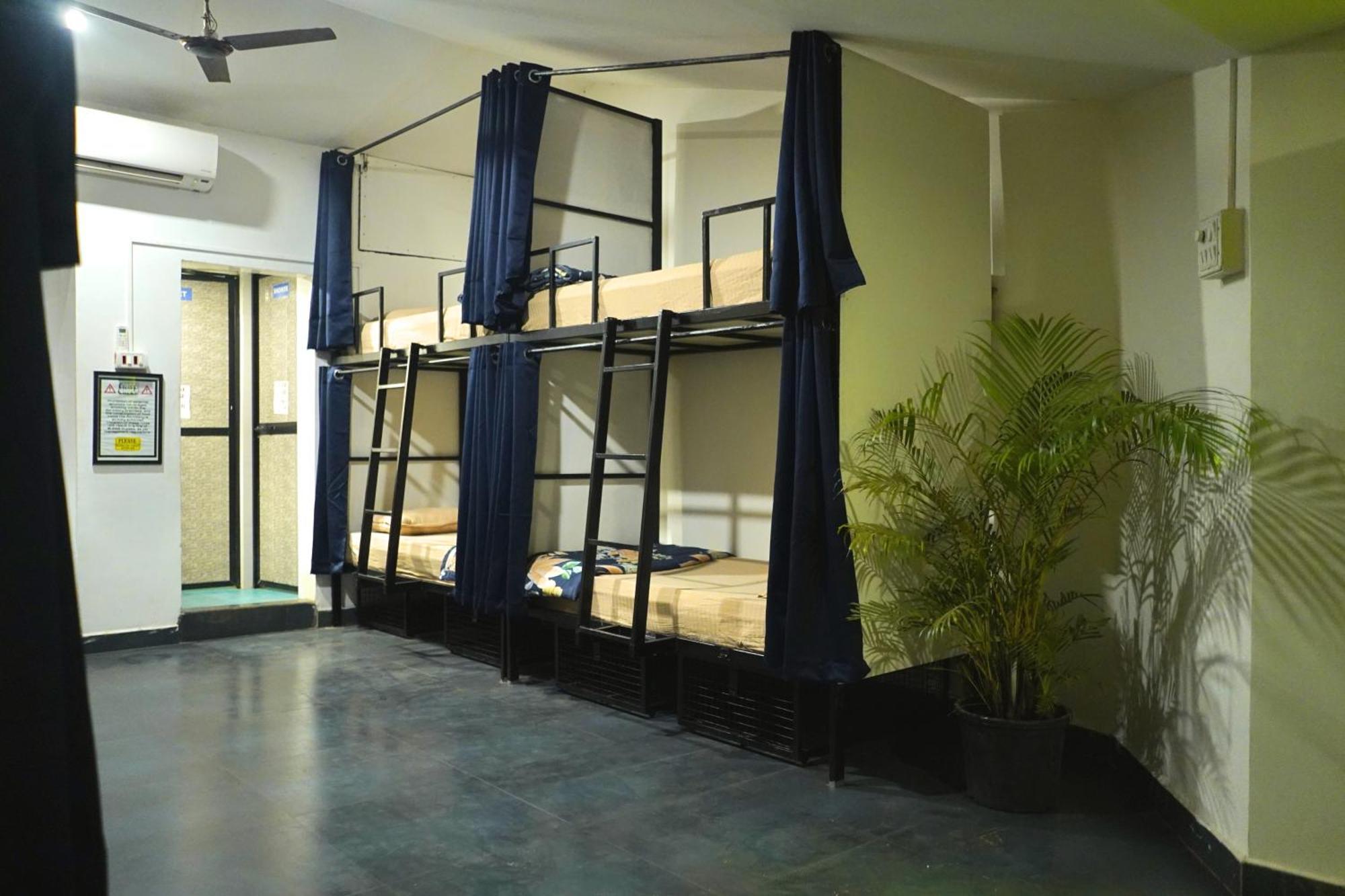 Pappi Chulo Vagator Hostel Bagian luar foto