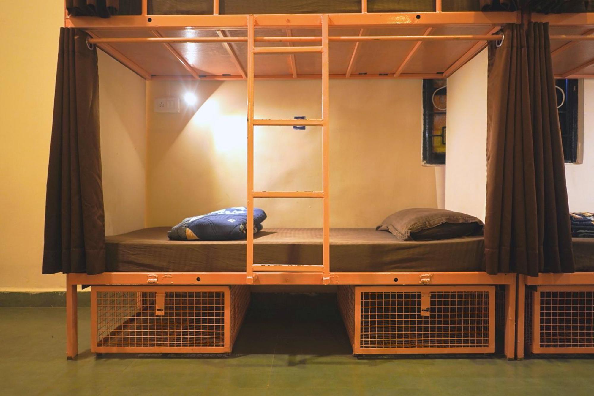 Pappi Chulo Vagator Hostel Bagian luar foto