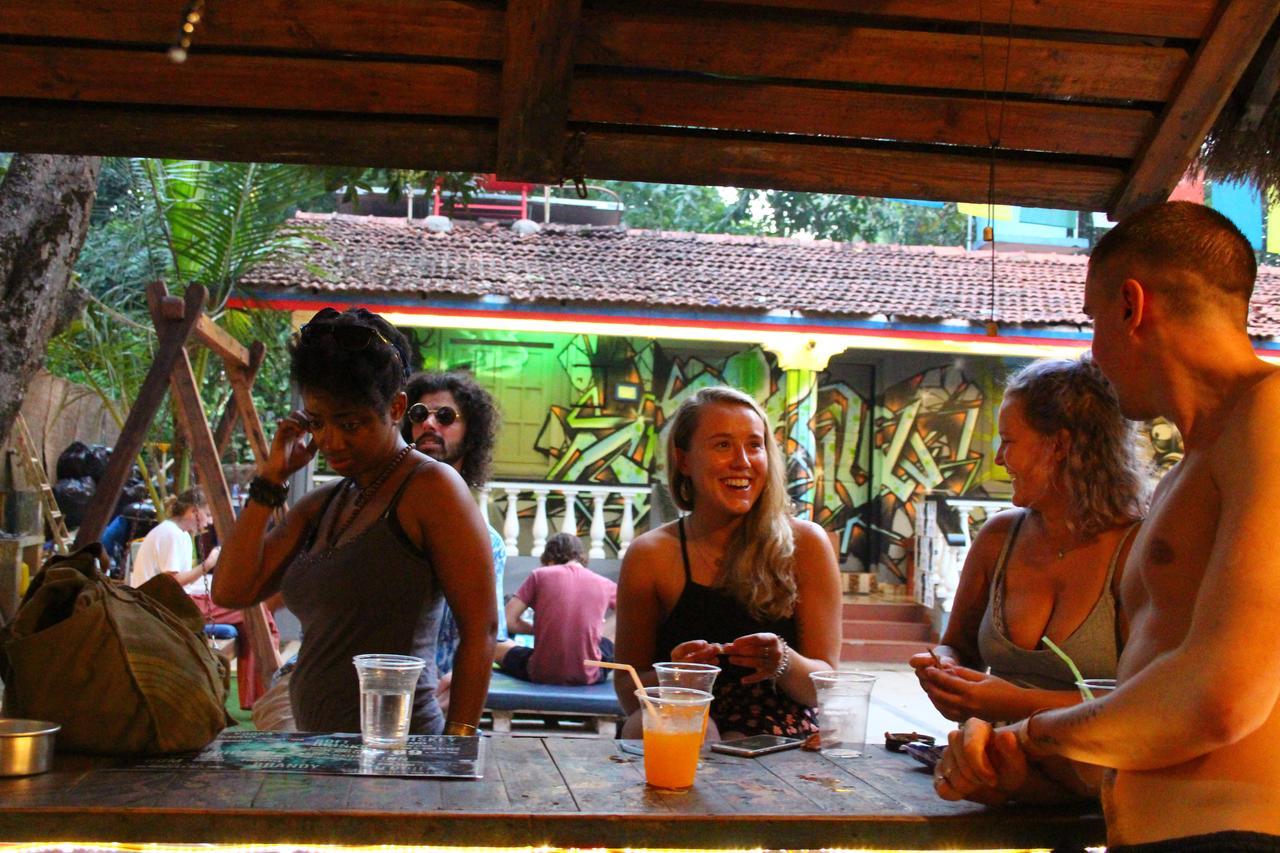Pappi Chulo Vagator Hostel Bagian luar foto